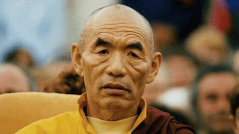 Immagine che contiene persona, interni, uomo, guardando

Descrizione generata automaticamente