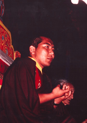 Immagine che contiene persona, uomo, interni, parete

Descrizione generata automaticamente